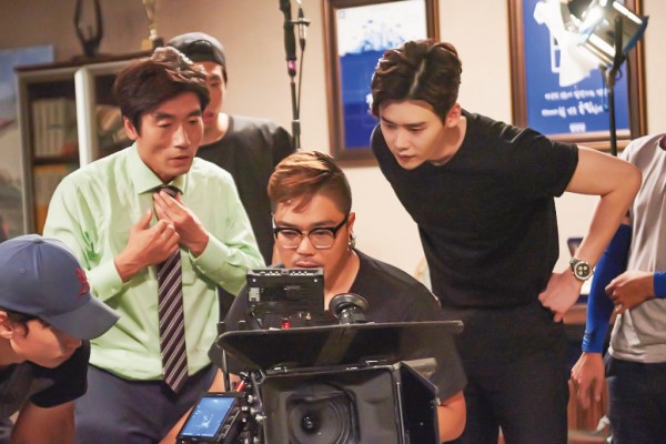 2016년에 방영된 드라마 ‘W(더블유)’ 촬영 현장. 액션 신 촬영 직후, 배우들과 함께 모니터로 촬영 장면을 살피고 있다.