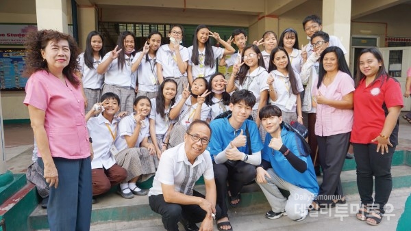 코로나 바이러스가 퍼지기 전, 마닐라 근처의 한 중학교에서 한국어 수업을 진행했다. 첫 번째 줄 오른쪽에서 세 번째가 정영하 단원.