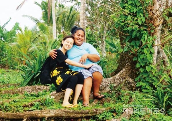 피지에서 만난 아주머니와 마음을 나눈 후부터 누구를 만나든 자신의 이야기를 했다는 이혜윤 단원은 사람들과 만날수록 마음이 넓어지고 강해졌다. 그래서 피지 사람들은 그녀에게 ‘작은 거인’이란 별명을 붙여 주었다.