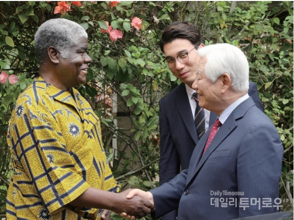 한국을 방문하고 코트디부아르로 돌아간 맘베 시장은2019년 8월, 박옥수목사를 아비장 시로 초청해 다시 만났다.