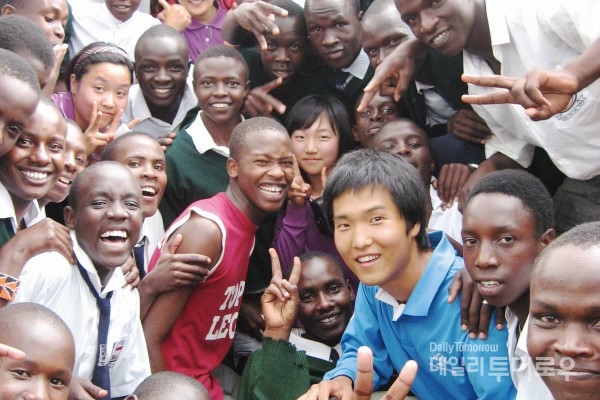 2007년 케냐 현지 학교에서의 교육캠프 뒤, 참석한 학생들과 함께.