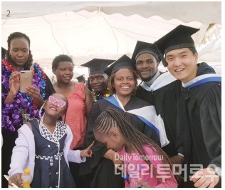 케냐 회계대학원에서 금융 투자로 석사학위를 받고 졸업하던 날, 함께 공부한 친구들과.