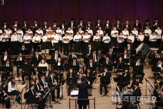 2009년 경남관악단 창단 때부터 정 대표는 문화예술인들을 후원해오고 있다.
