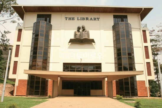 1949년에 설립된 마케레레 대학 도서관은 우간다에서 가장 오래된 학술 도서관이다. 하지만 노후화된 건물로 인해 책 보관에 위험이 생겼고, 나왕웨 총장을 중심으로 개·보수가 진행되어 지금의 모습을 갖추었다.