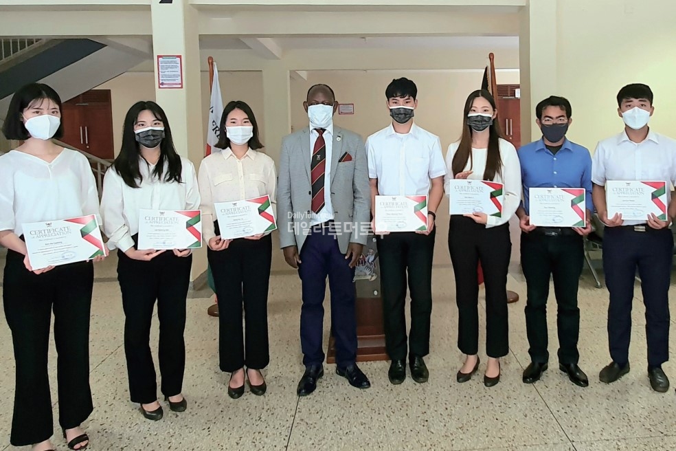 우간다로 봉사를 온 한국 학생들에게 나왕웨 총장은 ‘코로나 시대에 우간다를 위해 희생해 줘서 고맙다’며 감사장을 수여했다.