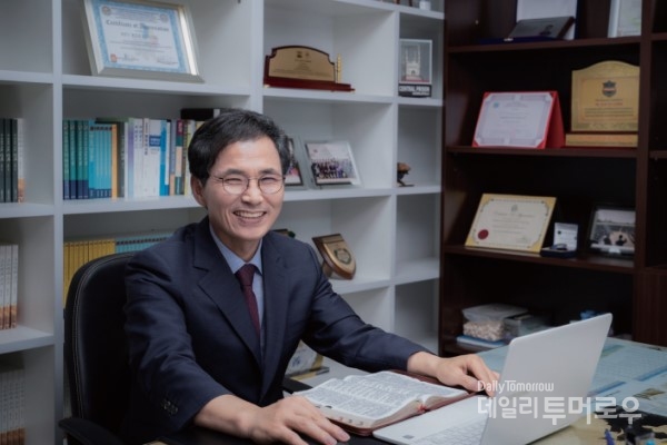 김기성 씨는 현재 전라도 광주의 한 교회에서 목회를 하고 있다. 그의 집무실에는 각 나라 교정청에서 보내온 감사장과 자격증이 가득 놓여 있다.