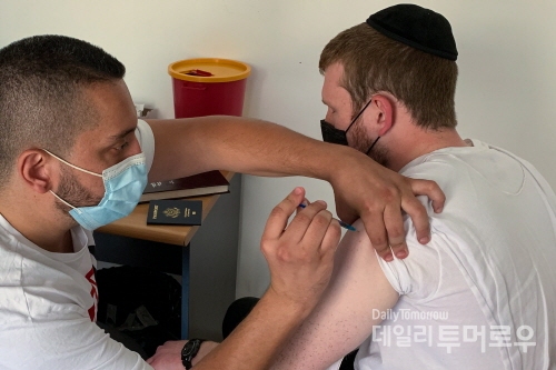 코로나 백신을 맞고 있는 이스라엘 시민 (사진=장주현 글로벌리포터)