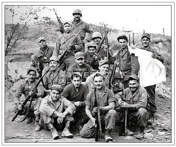 한국전쟁 당시 65보병연대 대원들이 총격전이 끝난 뒤 기념촬영을 했다. 포즈를 취한 사람들은 주로 푸에르토리코 병사들인데, 스페인어를 구사하고 콧수염을 기르고 있는 것에 자부심을 느꼈다고 한다. 출처: 미 국방부 홈페이지
