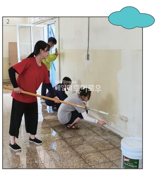 지진 피해가 있었던 포비아 초.중등학교를 찾아 청소를 한 뒤, 페인트 칠을 하는 봉사단원들의 모습.