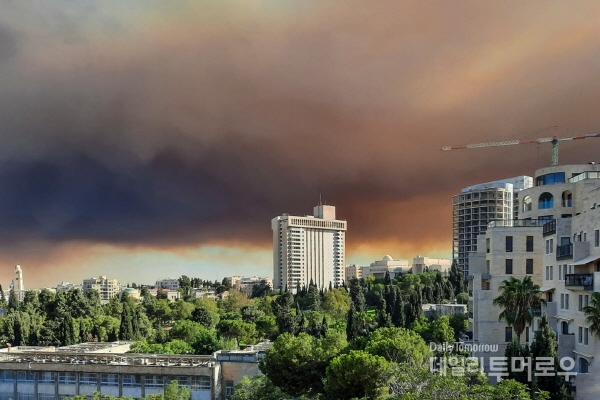 15일 발생한 대형 산불로 예루살렘 시내가 연기로 뒤덮인 모습 (사진 장주현 글로벌리포터)