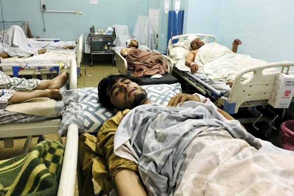 카불 공항 인근에서 발생한 자살 폭탄 테러로 부상을 입은 아프간 현지인이 병원 침상에 누워있다.(AP Photo)
