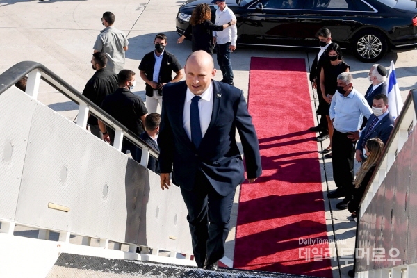 첫 공식 미국 방문을 위해 전용기에 오르고 있는 베네트 총리 (사진 이스라엘 프레스센터(GPO) 아비 오하욘)