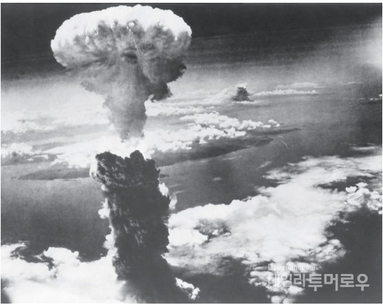 세계 2차대전 종식에 큰 역할을 한 원자폭탄. 사진은 나가사키 원폭 투하 장면. 당시 일본에 대한 정보가 전무했던 미국은 모 버그가 일본에서 찍어온 사진들로 공격 작전을 짤 수 있었다.