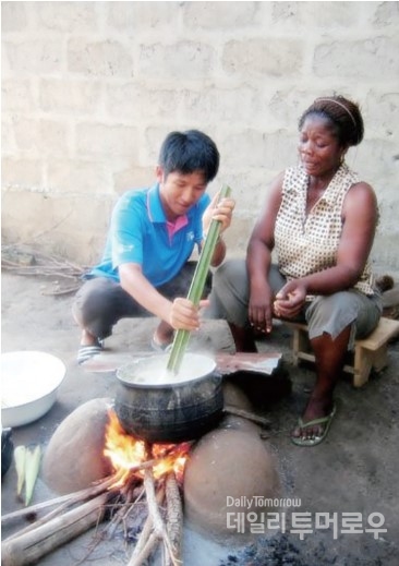 매번 토고 사람들이 만들어준 현지 음식을 처음으로 직접 만들어 본 날이다. 옥수수 가루를 물에 풀어 뭉치지 않게 계속 저어야 한다.