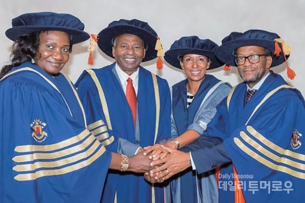 NUST 나미비아 과학기술대학 졸업식을 축하하기 위해 참석한 무랑기 장관(맨왼쪽)