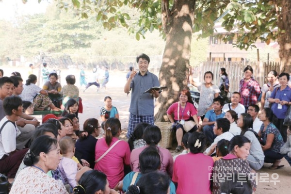 미얀마어로 사람들에게 성경에 대해 이야기하고 있는 선교사 김대인.