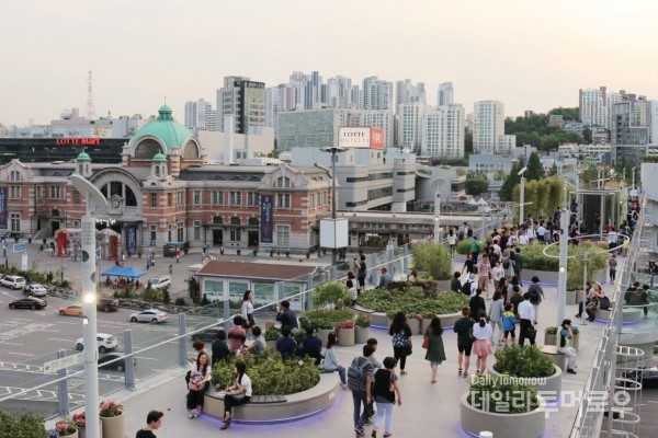 옛것을 살리면서 새로운 가치를 만드는 데 비중을 둔 서울역의 공중 공원 ‘서울로7017’