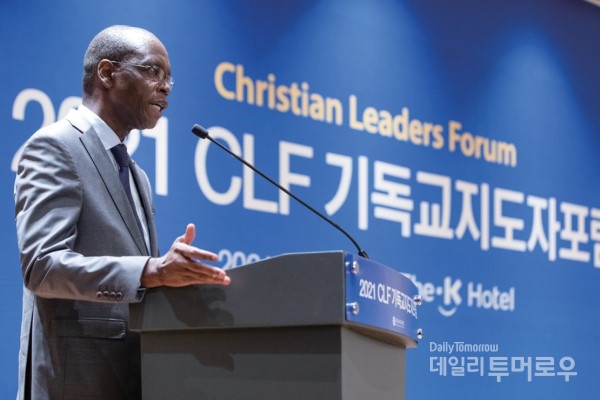 수백 명의 청중 앞에서 조로 비 발로 장관은 한국과 코트디부아르의 관계와 협업 현황에 관해 연설했다.