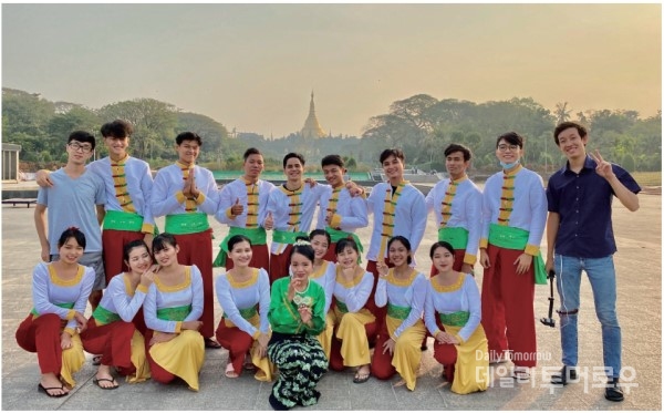 노래뿐만 아니라 춤도 잘 추는 미얀마 친구들과 세계적인 관광명소인 쉐다곤 파고다 앞에서 뮤직비디오 촬영을 했다. (뒷줄 왼쪽 끝).