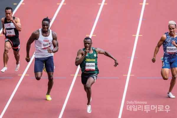 진초록색 유니폼을 입은 은고니 마쿠샤 선수. 도쿄 올림픽에서 전체 1위로 100m 달리기 예선 1라운드를 통과했다.
