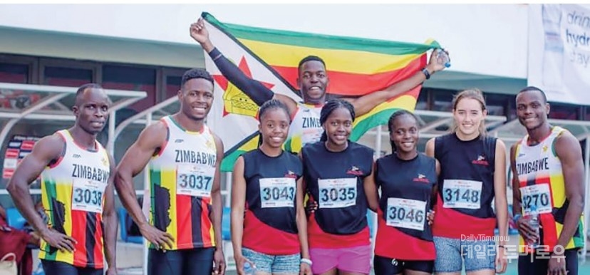 짐바브웨 육상 400m계주 선수들과 함께. 은고니 선수는 100m 달리기뿐만 아니라 남자 육상 400m 계주 선수로도 활약했다. 네 명이 한 팀이 되어 100m씩 나누어 달리는 경기인 만큼, 훈련에 있어 팀원들과의 소통을 가장 중요하게 생각했다.
