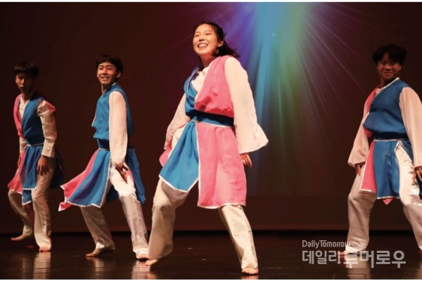 이란시市에서 열린 국제 댄스 페스티벌에 참가한 김다은 씨(사진 가운데)와 봉사단원들.입은 옷 뿐 아니라 소품을 직접 만들 정도로 열성을 다했고, 그 결과 국제 대회에서 한국의 위상을 높였다.