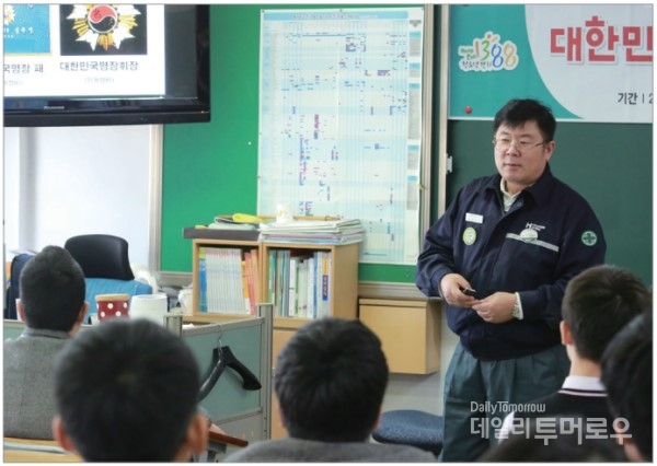 아버지 신우영 씨는 2016년부터 당진시 관내 그리고 충청남도 중고등학교 학생들을 대상으로 진로 특강을 진행하고 있다.