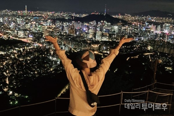 인왕산은 야경이 멋지기로 알려져 있다. 서울 성곽길 곳곳에 조명이 켜지고, 조금만 올라가면 남산타워를 비롯해 서울이 한눈에 내려다보인다. 높거나 험하지 않아, 초보자들도 쉽게 오를 수 있다.