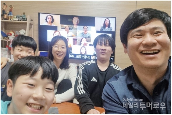 박창현 씨 부부와 세 아들은 매일 저녁 둘러앉아 시시콜콜한 이야기를 나눈다. 가족들과 시간을 보내다 보면 별것 아닌 일에도 웃음이 나온다.