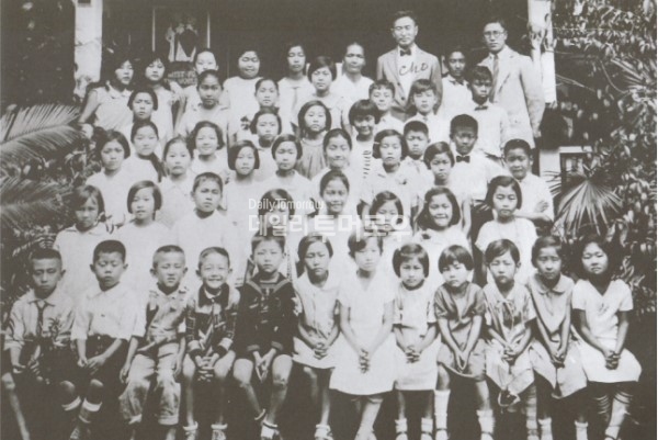 하와이 성공회 성누가교회 국어학교 학생 일동(1928). 이민자들의 자녀들은 이곳에서 한글과 역사를 교육받았다.