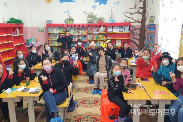 몽골 남부에 위치한 도시 바양헝거르의 한 초등학교에서 학생 및 교사를 대상으로 독서토론 수업을 하고 있다. 지난 1년 반 동안 온라인으로 수업을 진행하다가 2주 전 처음으로 대면 수업을 진행했다.