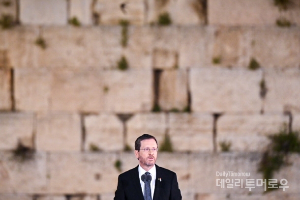 군 전사자와 순국 희생자를 위한 행사에서 연설을 하고 있는 헤르초그 대통령 (사진 이스라엘 프레스 센터(GPO), Kobi Gideon)