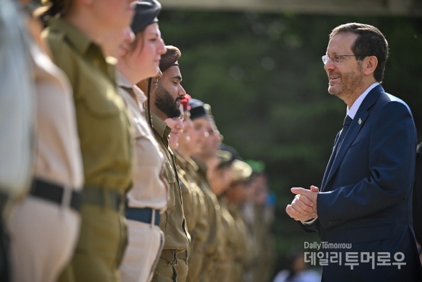 독립기념일 행사에서 군 장병들을 격려하고 있는 헤르초그 대통령 (사진 이스라엘 프레스 센터(GPO), Kobi Gideon)