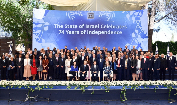 독립기념일에 기념사진을 찍고 있는 헤르초그 대통령과 각료들 (사진 이스라엘 프레스 센터(GPO), Kobi Gideon)