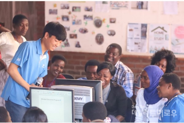 시민들에게 아카데미를 열어 컴퓨터 사용법을 가르쳐주고 있는 말라위 해외봉사 단원의 모습.