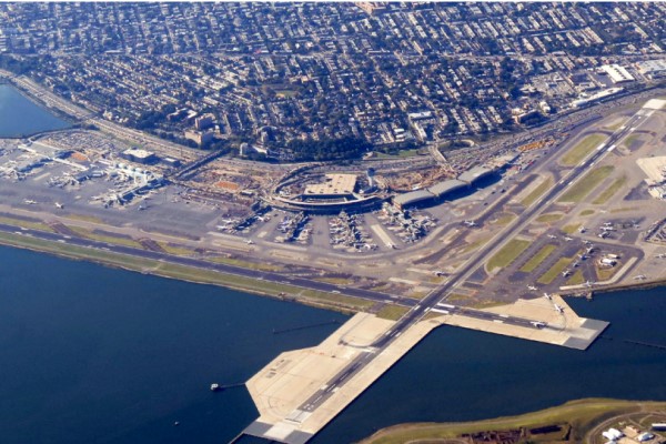 뉴욕시 퀸즈에 있는 라과디아 공항은 1929년에 세워졌다. 1939년 재개항했을 당시의 이름은 뉴욕 국제공항이었다. 1948년에 존 F. 케네디 국제공항이 생기면서 국내선 전용으로 바뀌었고 이때 라과디아 공항이라는 이름을 달았다.