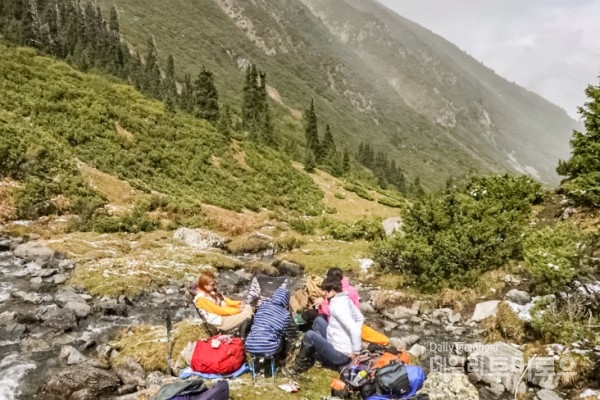 키르기스스탄 알틴 아라샨으로 올라가는 길에서 잠깐 의자를 펴고 쉬어갔다. 산등성이에 내려앉은 구름과 침엽수들의 만남이 기가 막힌다.