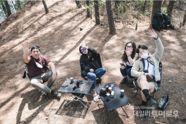 캠핑을 하는 목적이나 스타일이 비슷해서 자주 함께 캠핑을 떠나는 상민 씨(오른쪽)와 친구들이다.