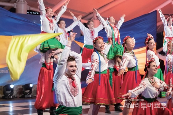 6분의 공연시간은 관객들의 마음을 사로잡기 충분한 시간이었다. 8m가 넘는 우크라이나 국기가 뒤에서 펼쳐지며 공연은 끝난다.