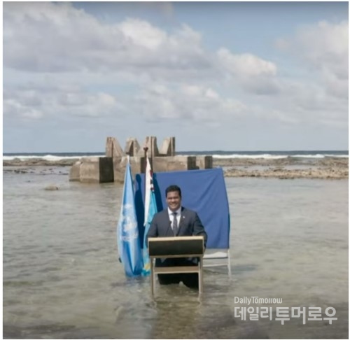 투발루 외교부 장관이 물에 잠긴 땅 위에서 수중 영상 연설 중이다. 출처 KBS 뉴스 영상 캡처