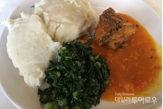 짐바브웨 현지 음식 싸자. 야채와, 닭 요리 및 다진고기와 함께 곁들여 먹는다.