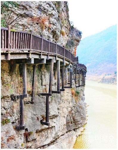 오늘날 남아 있는 잔도棧道의 모습. 지금의 쓰촨성四川省에 해당하는 촉나라를 급습하기 위해 등애는 부하들과 직접 사진과 같은 험준한 절벽에 구멍을 뚫어 다리를 놓아가며 진군했다. ©Nekitarc