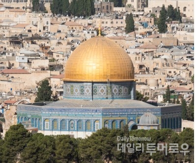 예루살렘 한가운데 우뚝 서있는 황금돔은 옛 성전 터였으나 여러 우여곡절을 거쳐 현재는 이슬람교의 성지가 되었다.