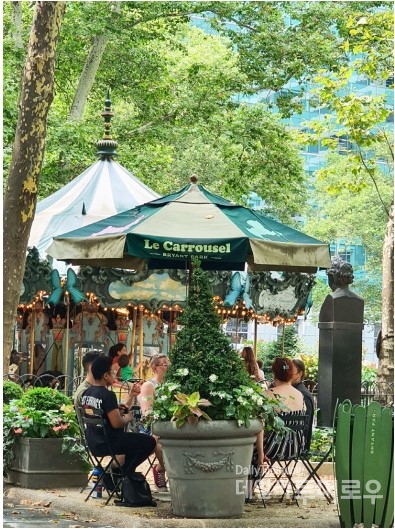브라이언 파크의 철제의자는 뉴욕 공원의 시그널 디자인이 될 만큼 대중화되었다. 사진 필자 제공.
