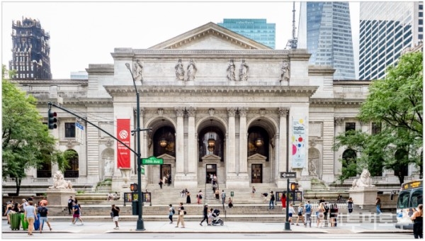 도심 한가운데에 세워져 시민들에게 개방된 뉴욕공립도서관New York Public Library은 커다란 성처럼 형태가 웅장하다. 사진 @위키피디아