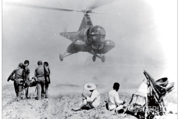 1951년 7월 한국전쟁에서 미공군 H-5G가 부상병을 싣고 있는 장면. 당시 전쟁터에서 헬리콥터는 ‘자비의 천사’였다. 사진@미공군.
