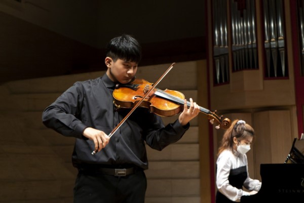 음악영재 장학생이 세종문화회관에서 열린 음악영재콘서트에서 비올라를 연주하고 있다(출처=건국대학교)