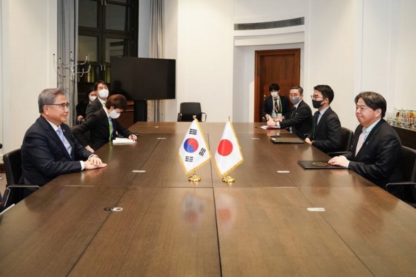 지난 2월 뮌헨안보회의에 참석한 박진 외교부 장관과 하야시 요시마사 일본 외무대신(출처=외교부)