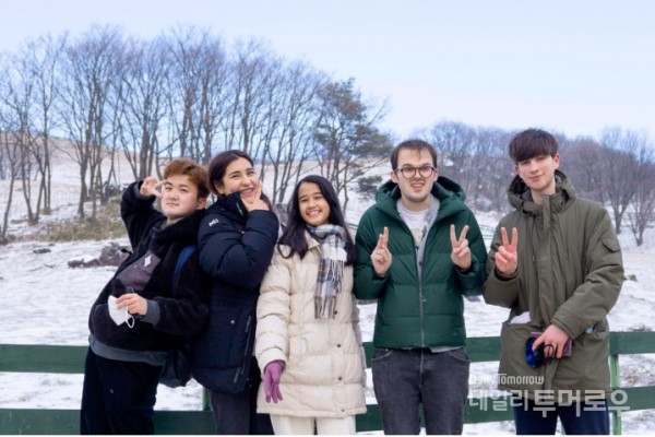 지난 1월, 한국어 캠프에 참석한 외국인 친구들과 함께. 왼쪽에서 두 번째가 필자이다. 사진 멜리사 제공