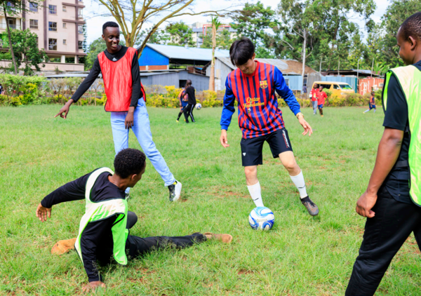 매주 토요일마다 축구 아카데미 학생들과 즐거운 시간을 보내고 있다. 사진 굿뉴스코 케냐 지부